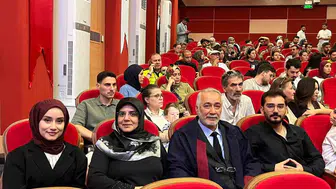 Diplomalarını beraber aldılar Baba ve kızı aynı gün mezun oldu