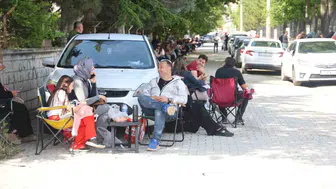 Konya’da sınav günü okul önleri piknik alanına döndü
