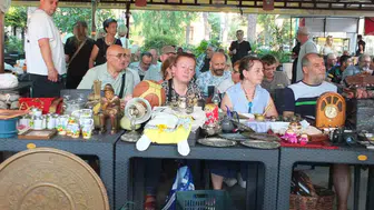 Burhaniye'de eski eşyalar hem kazandırıyor hem sosyalleştiriyor
