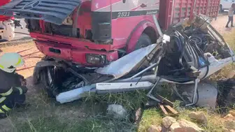 Viranşehir yolunda ağır kaza Kamyonun altına giren araçta can pazarı