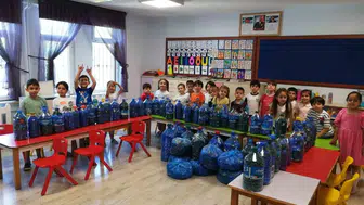 Trabzonlu minikler plastik kapaklarla engelleri kaldırıyor