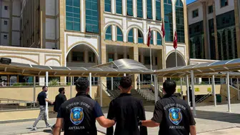 Antalya’da geceyi sahiplenen gence polis operasyonu