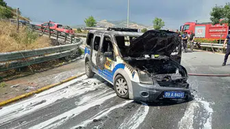 Aydın’da seyir halindeki polis aracı küle döndü