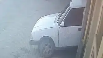 İnebolu'da tamir yaptığı otomobil üzerine çöktü