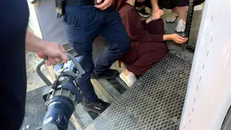 Avcılar’da talihsiz kaza İtfaiye parmağı sıkışan anneyi kurtardı
