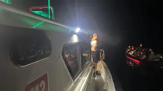 Bodrum açıklarında mahsur kalan 32 kişiyi sahil güvenlik kurtardı