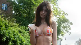 Emily Ratajkowski doğum gününde kırmızı iddialı elbisesiyle tüm bakışları topladı
