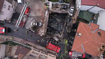 Fatih’te motosiklet tamirhanesi alevlere teslim oldu