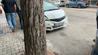 Burdur’da sürücü direksiyonu kaybetti ağaca çarptı