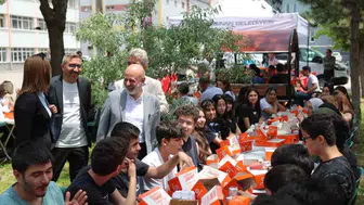 Kayserili gençler Koca Burger ile belediye başkanını ağırladı