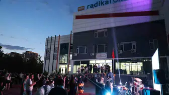 Diyarbakırlı öğrenciler mezuniyet coşkusunu keplerini havaya fırlatarak yaşadı