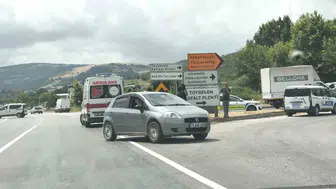 Samsun yolunda otomobil refüje çarptı