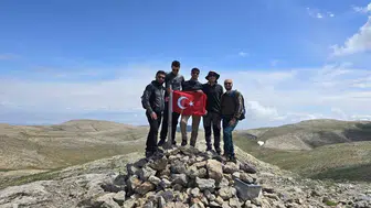 Elazığ ve Malatyalı dağcılar dostluk için zirveye tırmandı