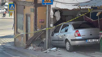 Bursa'da yokuş aşağı kayan otomobil metruk binaya girdi