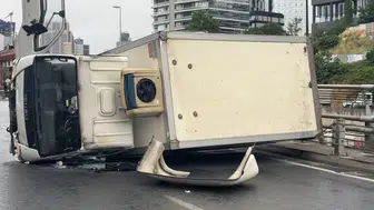 Bomonti Tüneli çıkışında kamyonet kaza yaptı