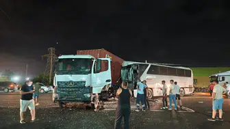 Hatay’da işçi servisi ve tır çarpıştı