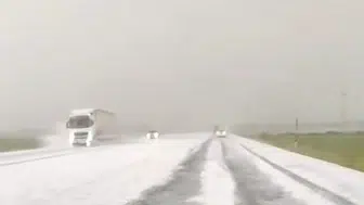 Kars yolunda aniden bastıran dolu sürücüleri durdurdu