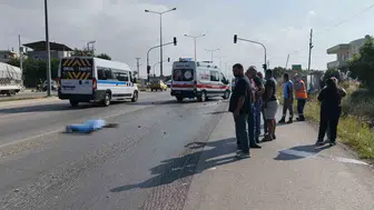 Silifke yolunda motosiklete çarpan otomobil bir aileyi yıktı
