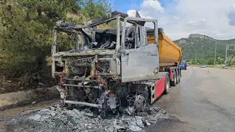 Karabük yolunda seyir halindeki tır bir anda alevlere teslim oldu