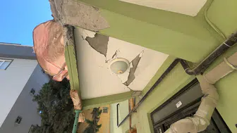 Avcılar'da kentsel dönüşüm yıkımı komşu binayı vurdu
