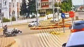 Bartın'da yunus polislerini taşıyan motosiklet kavşakta devrildi
