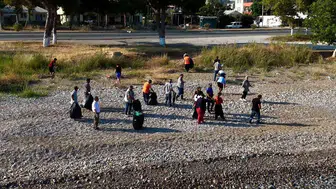 Mersinli gençler sahilleri çöpten arındırmak için kolları sıvadı
