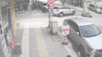 Elazığ’da dikkatsiz otomobil sürücüsü motosikletliyi yoldan çıkardı
