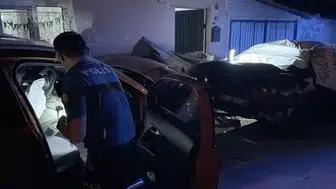 Eskişehir’de direksiyon hakimiyetini kaybetti park halindeki araçlara daldı