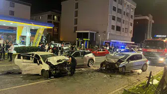 Samsun'da kontrolden çıkan araç karşı şeride daldı 5 yaralı