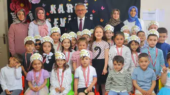 Bayburtlu minikler ilk karnelerini heyecanla aldı