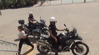 Cizre'de sınav telaşı yaşayan öğrencileri polis motosikletlerle yetiştirdi