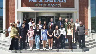 Öğrencilerin fırçasından kampüs hayatı kütüphaneye taşındı