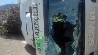 Karabük yolunda hurda yüklü tır devrildi