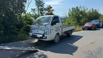 Zonguldak yolunda freni tutmayan kamyonet tarım aracını biçti