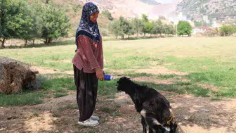 Adana'da görme engelli oğlağa Hayriye Teyze annelik yapıyor
