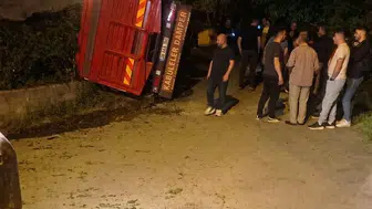 Eynesil'de çay yüklü kamyon devrildi