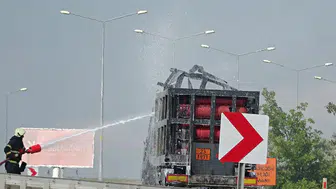 Aksaray yolunda yanan TIR ormanlık alana sıçradı