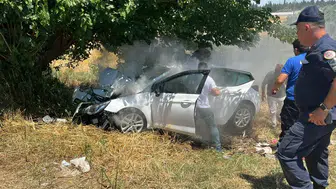Menderes yolunda feci kaza 4 kişi ağır yaralandı
