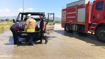 Hassa yolunda seyir halindeki minibüs alevlere teslim oldu