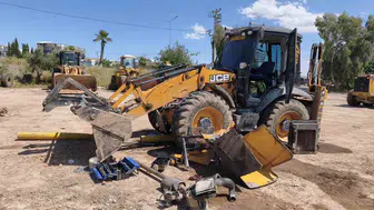 Cizre'deki tamirhanede iş makinesi altında kalan iki işçiden biri öldü