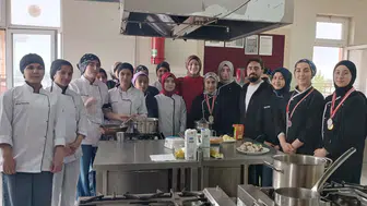 İslahiye’de meslek lisesi öğrencileri kendi mutfaklarında 40 milyon lira kazandı