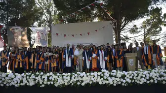Köyceğiz’de öğrenciler diplomalarını gün batımı eşliğinde aldı