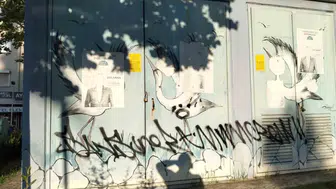 Manisa’da sokağı süsleyen leylek figürleri sprey boyayla karalandı