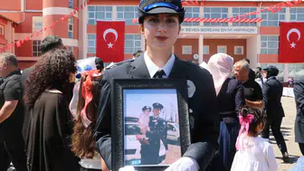 Şehit babasının üniformasını gururla giydi