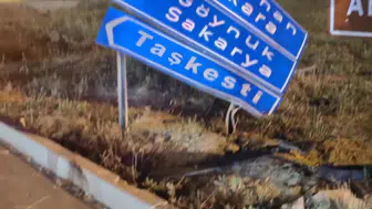Mudurnu'da alkollü sürücü trafik levhasına çarptı