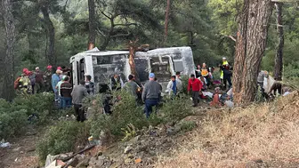 İzmir'de tarım işçilerini taşıyan minibüs devrildi