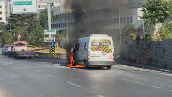 Üsküdar'da servis minibüsü seyir halindeyken yanarak kül oldu