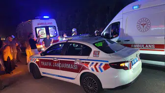 Düzce'de kaza yerinde kurtarma çalışması sürerken düğün eğlencesi kesilmedi