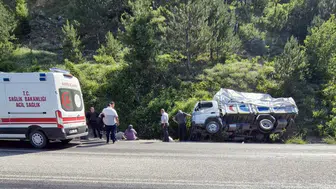 Kastamonu yolunda kontrolden çıkan kamyon şarampole uçtu