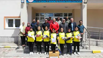 Sivaslı öğrencilere spor malzemesi desteği ulaştı